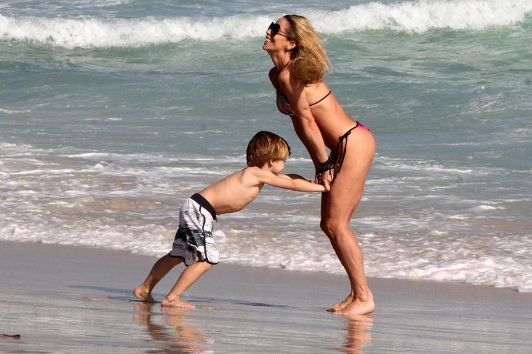 Danielle Winits curte praia com os filhos