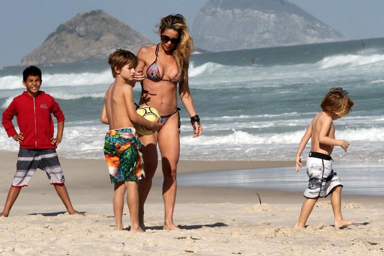 Danielle Winits curte praia com os filhos