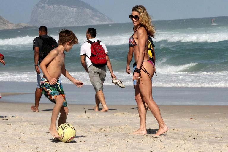 Danielle Winits curte praia com os filhos