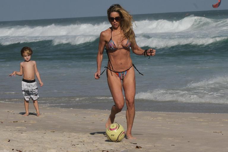 Danielle Winits curte praia com os filhos