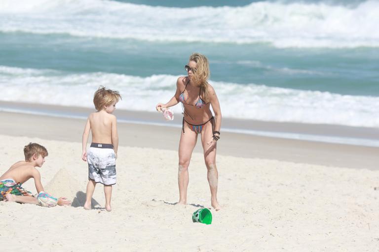 Danielle Winits curte praia com os filhos