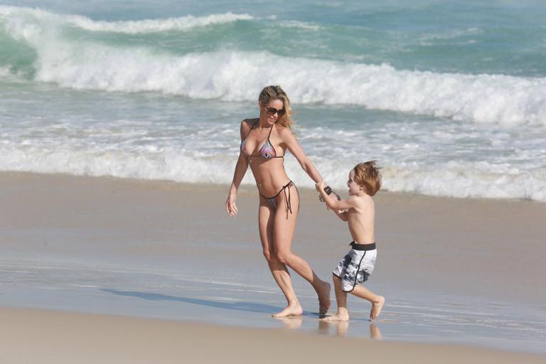 Danielle Winits curte praia com os filhos