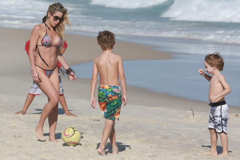 Danielle Winits curte praia com os filhos