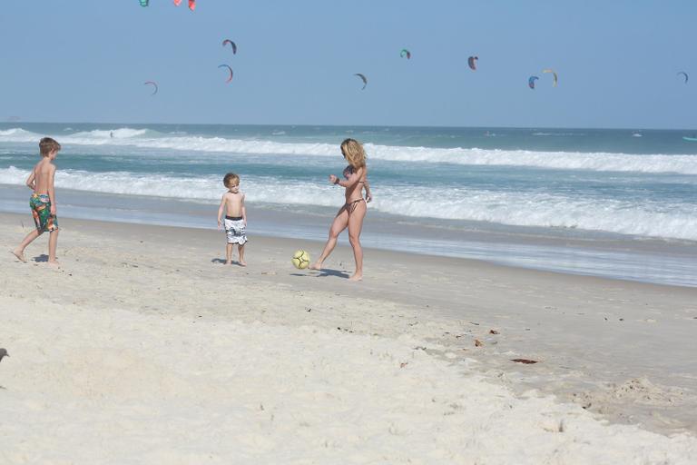 Danielle Winits curte praia com os filhos