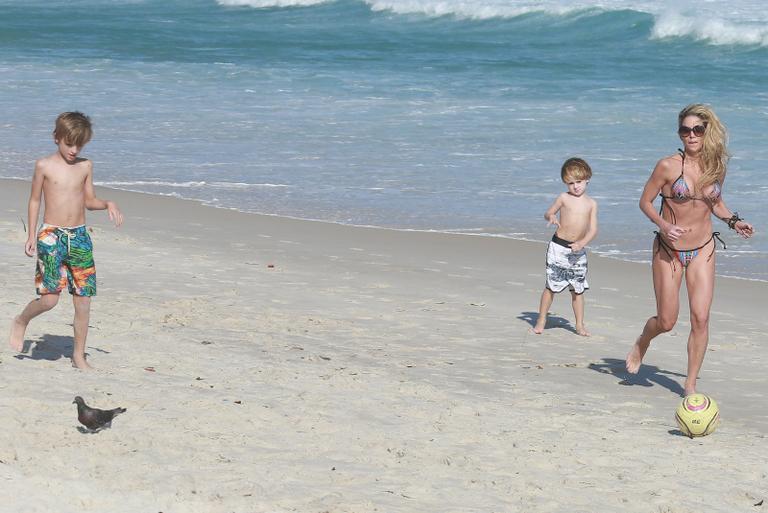 Danielle Winits curte praia com os filhos