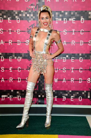 Os looks de Miley Cyrus no MTV Music Video Awards 2015