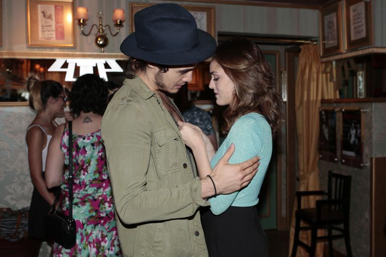 Isabelle Drummond troca beijos e carinhos com Tiago Iorc em lançamento de CD