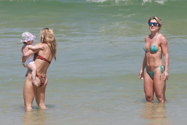 Mirella Santos exibe corpo sarado em dia de praia com a filha