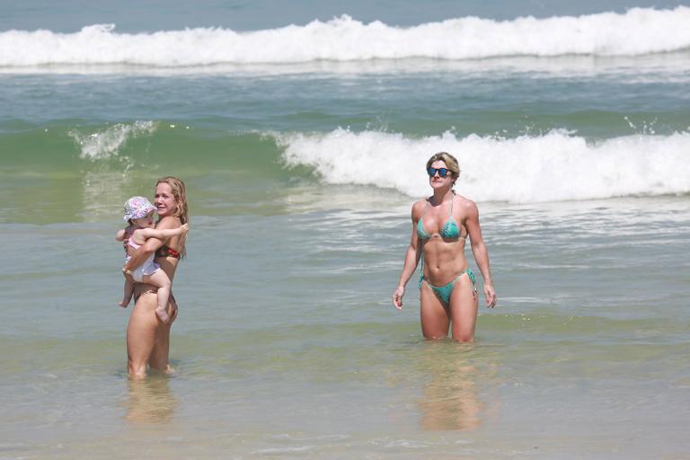 Mirella Santos exibe corpo sarado em dia de praia com a filha