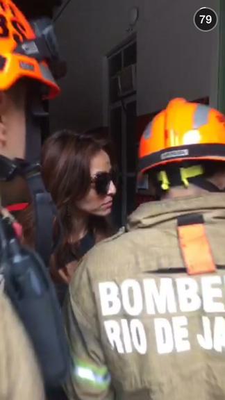 Sabrina Sato pede socorro ao Corpo de Bombeiros para tirar anel do dedo