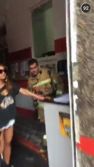 Sabrina Sato pede socorro ao Corpo de Bombeiros para tirar anel do dedo