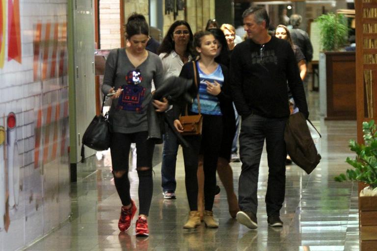 Bruna Marquezine passeia com os pais e a irmã em shopping no Rio