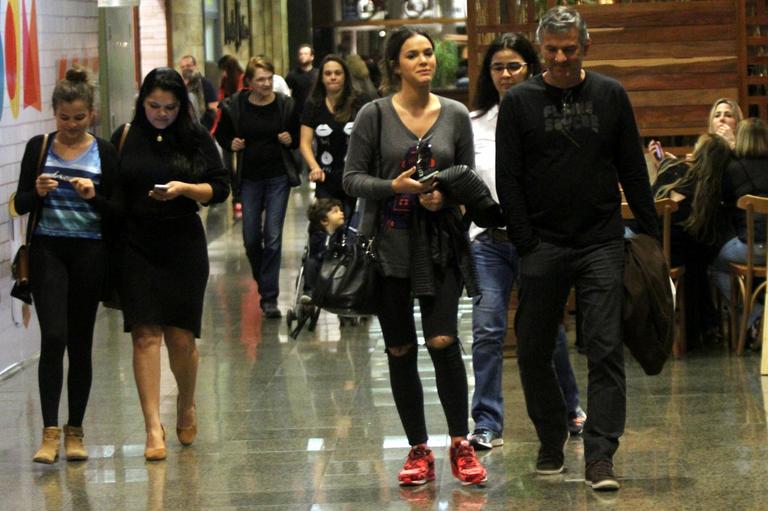 Bruna Marquezine passeia com os pais e a irmã em shopping no Rio