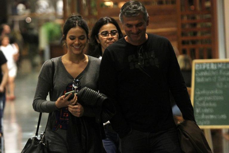 Bruna Marquezine passeia com os pais e a irmã em shopping no Rio