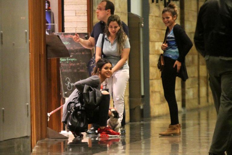 Bruna Marquezine brinca com cachorrinho em shopping