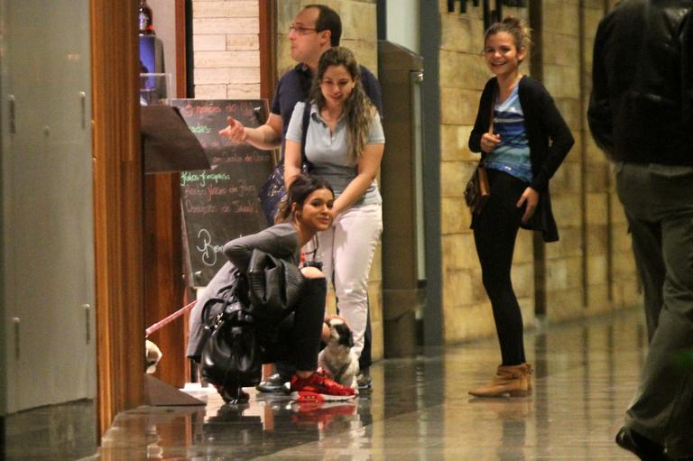 Bruna Marquezine brinca com cachorrinho em shopping