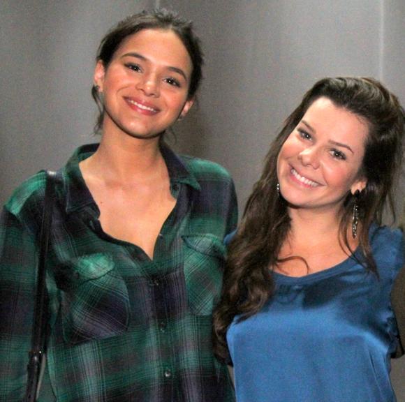 Bruna Marquezine assiste peça estrelada por Fernanda Souza no Rio