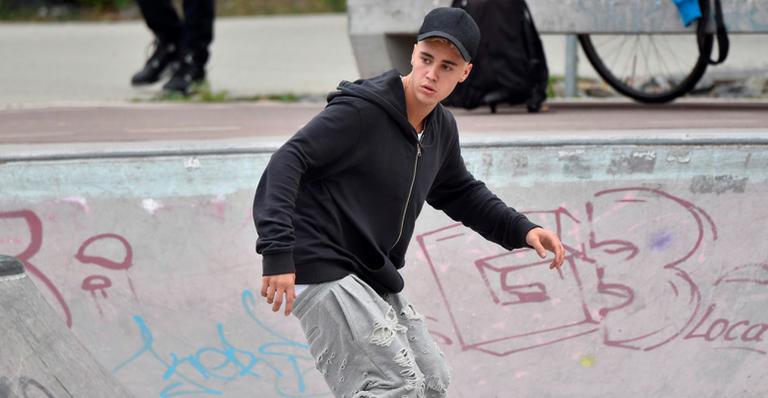 Justin Bieber anda de skate nas ruas de Berlim