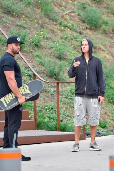 Justin Bieber anda de skate nas ruas de Berlim