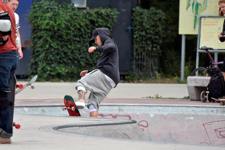 Justin Bieber anda de skate nas ruas de Berlim