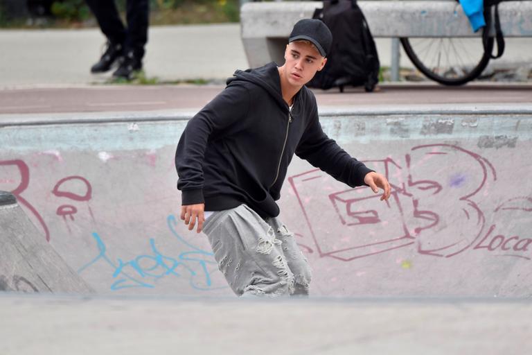 Justin Bieber anda de skate nas ruas de Berlim