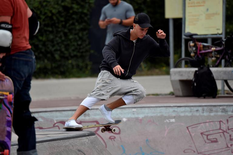 Justin Bieber anda de skate nas ruas de Berlim