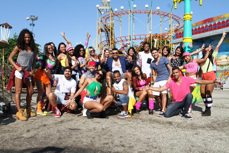 Naldo grava clipe em parque de diversões