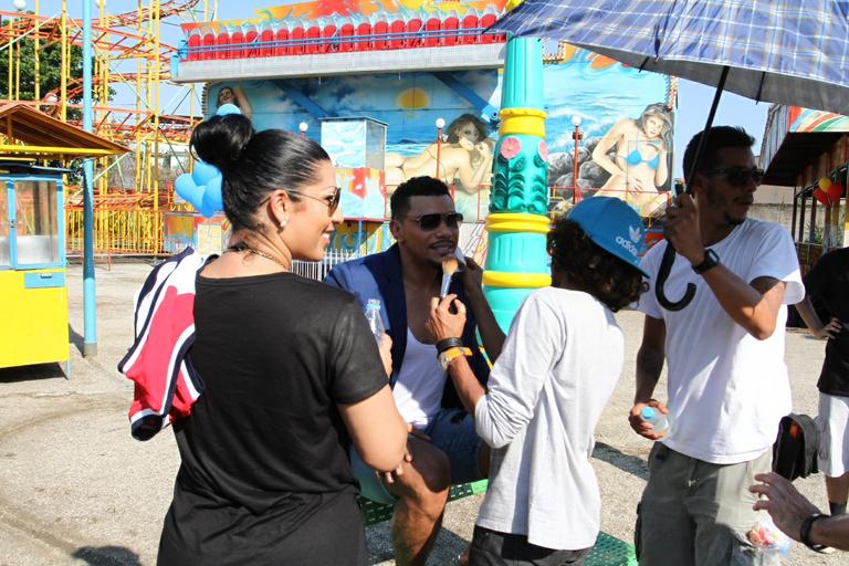 Naldo grava clipe em parque de diversões