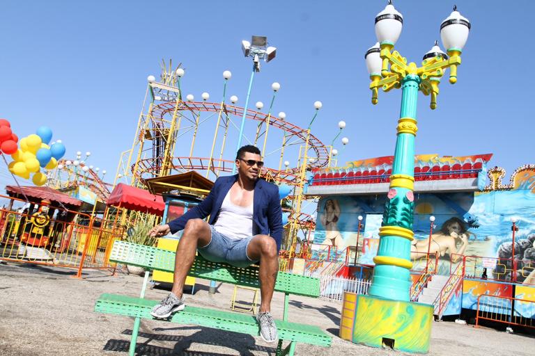 Naldo grava clipe em parque de diversões