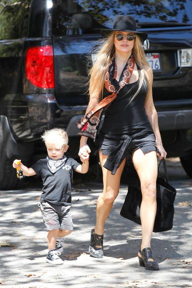 Fofos! Fergie leva o pequeno Axl para passear