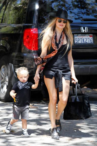 Fofos! Fergie leva o pequeno Axl para passear