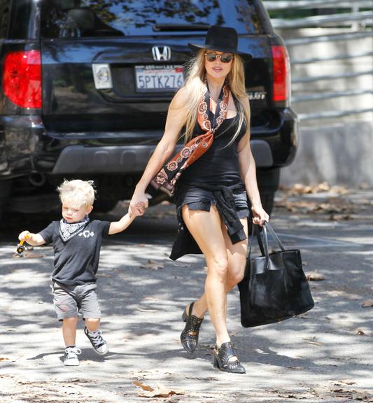 Fofos! Fergie leva o pequeno Axl para passear