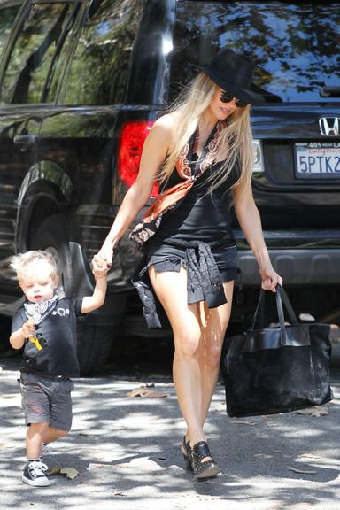 Fofos! Fergie leva o pequeno Axl para passear