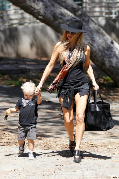 Fofos! Fergie leva o pequeno Axl para passear