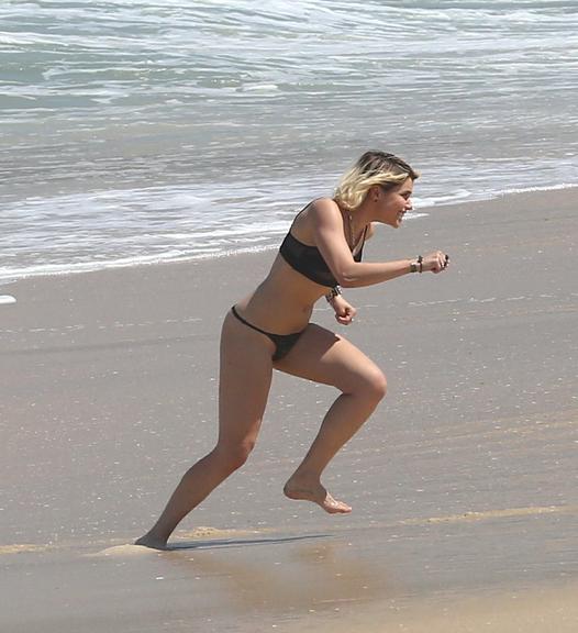 De biquíni, Bruna Linzmeyer grava cenas de A Regra do Jogo em praia no Rio