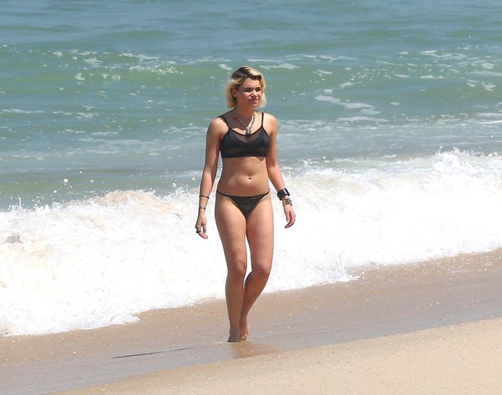 De biquíni, Bruna Linzmeyer grava cenas de A Regra do Jogo em praia no Rio