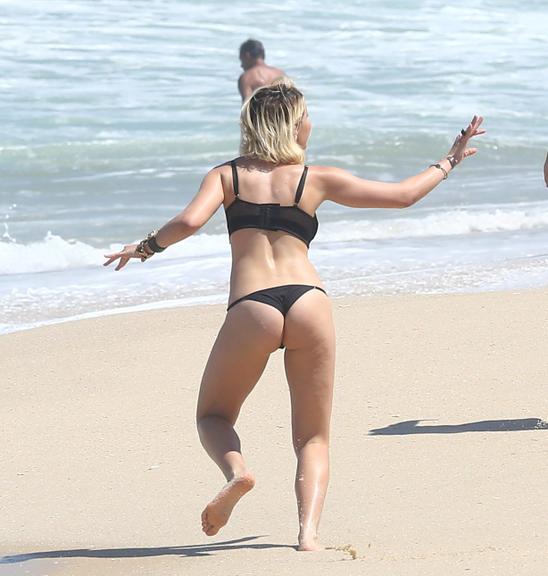 De biquíni, Bruna Linzmeyer grava cenas de A Regra do Jogo em praia no Rio