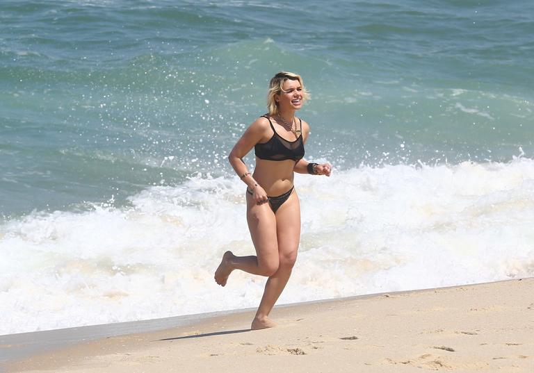 De biquíni, Bruna Linzmeyer grava cenas de A Regra do Jogo em praia no Rio