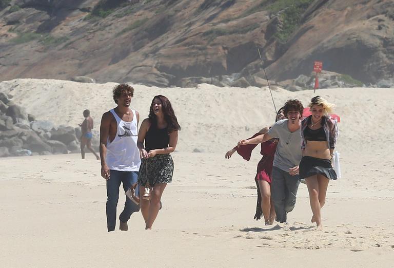 Bruna Linzmeyer grava cenas de A Regra do Jogo com colegas em praia do Rio