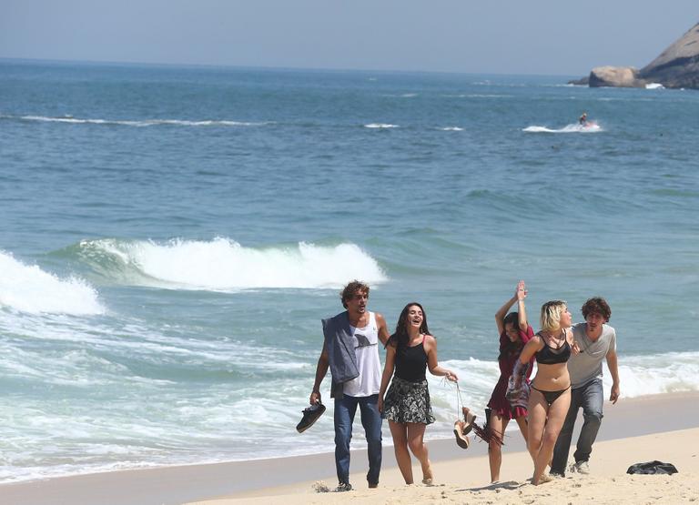 Bruna Linzmeyer grava cenas de A Regra do Jogo com colegas em praia do Rio