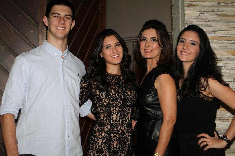 Fátima Bernardes faz festa de aniversário com família e amigos