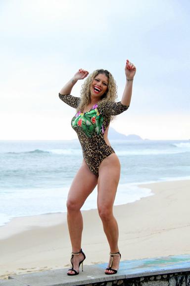 Ex-Paquita Miúxa faz ensaio fotográfico na praia