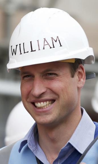 William e Harry ajudam em obra para veteranos da guerra