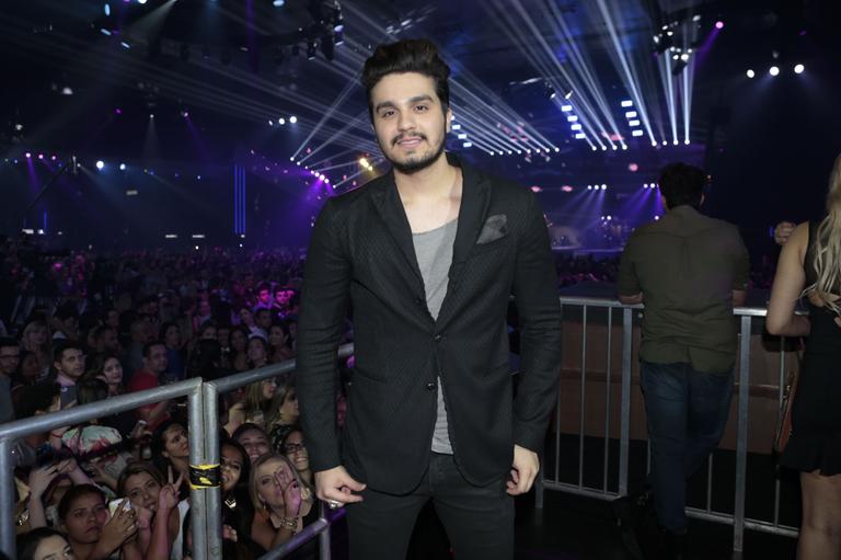 Luan Santana curte show agarradinho com Jade Magalhães