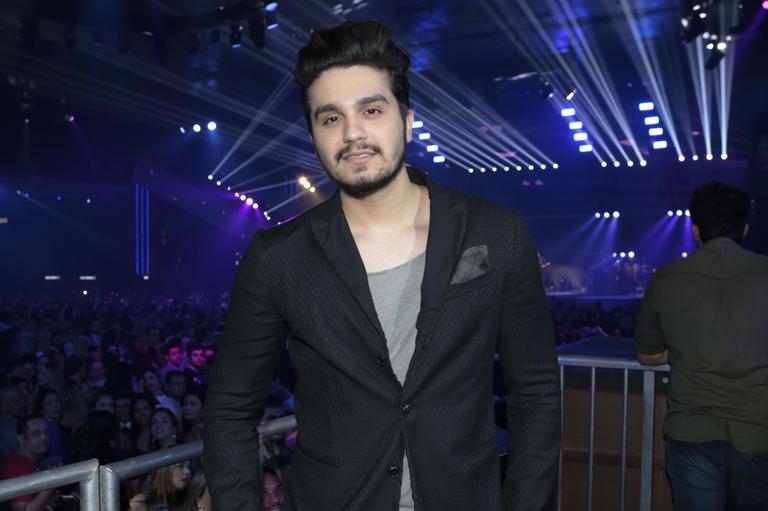 Luan Santana curte show agarradinho com Jade Magalhães