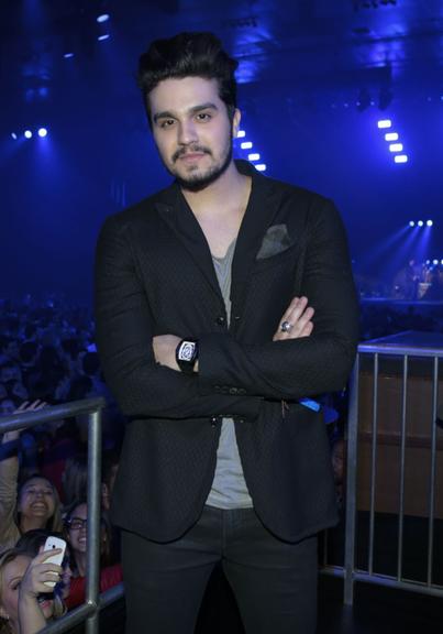 Luan Santana curte show agarradinho com Jade Magalhães