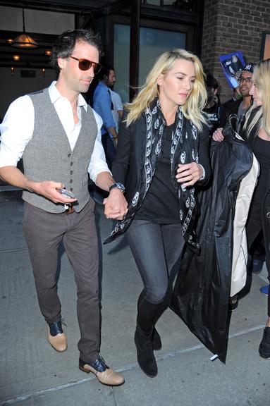 Kate Winslet passeia com o marido, Ned Rocknroll