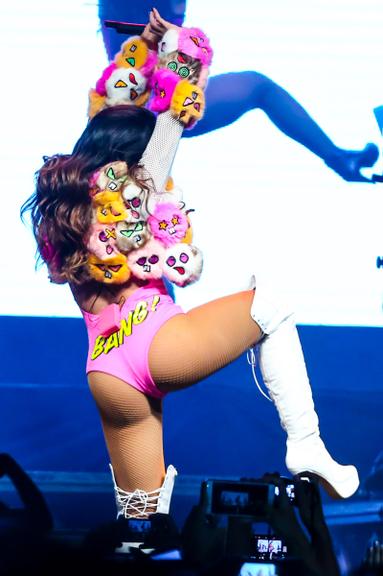 Anitta sensualiza durante show infantil em São Paulo