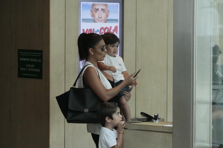 Juliana Paes com os filhos, Pedro e Antônio