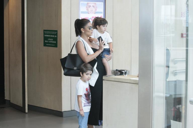 Juliana Paes com os filhos, Pedro e Antônio